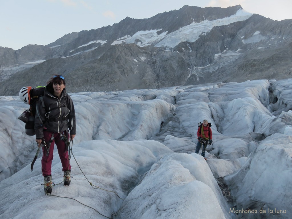 Atardeciendo en el Glaciar Aletsch, Olga y Luis intentando salir